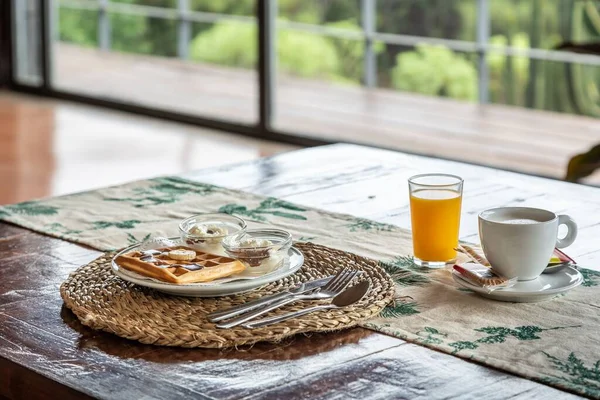 Gemütliches Rustikales Frühstück Café Auf Holztisch Mit Waffeln Saft Und — Stockfoto