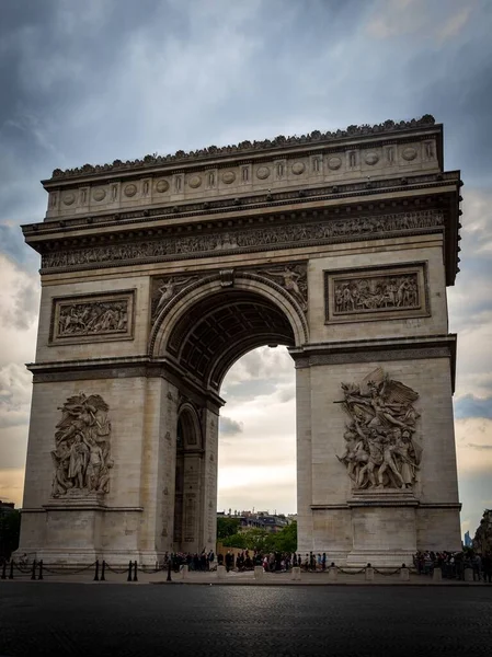 Das Äußere Des Triumphbogens Unter Dramatischem Bewölkten Himmel Paris Frankreich — Stockfoto