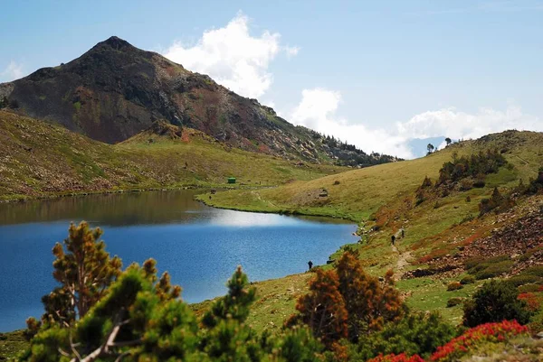 乡村平静的湖景与山水景观的自然景观 — 图库照片
