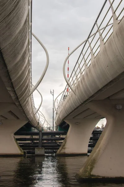 Вертикальный Выстрел Воды Мосту Юлиана Через Реку Заан Нидерландах — стоковое фото