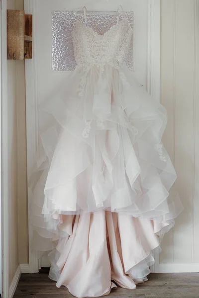 Seletivo Vestido Noiva Pendurado Quarto — Fotografia de Stock