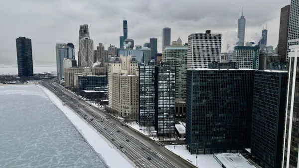 曇り空の下 シカゴのスカイラインと冬の海岸の美しい景色 — ストック写真