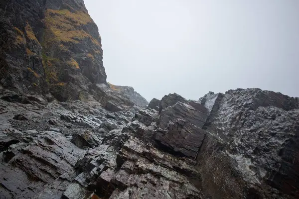 ムルマンスクの地平線に霧の空の川によって海岸の岩の崖 — ストック写真