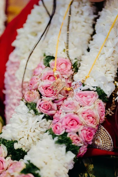 婚礼上由美丽的花卉装饰组成的一个垂直特写镜头 — 图库照片