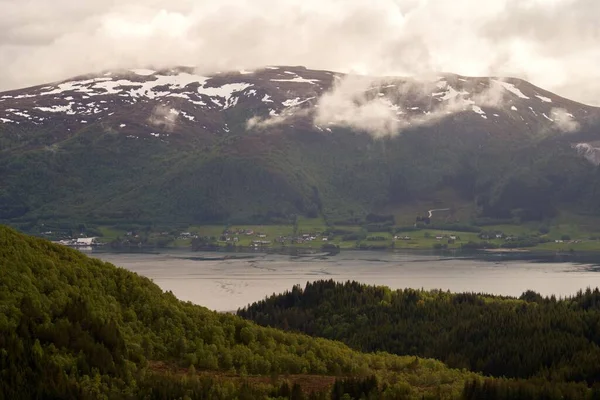 Fiorde Norueguês Com Picos Nevados Céu Nublado Fundo Noruega — Fotografia de Stock