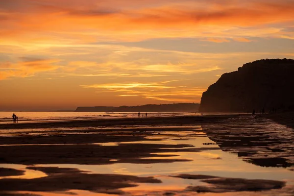 ラゴスのビーチに沈むオレンジ色の夕日の絵のような景色 — ストック写真