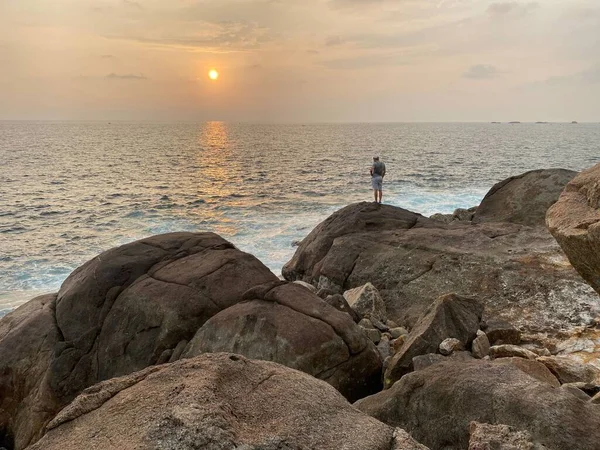 Прекрасный Вид Человека Стоящего Скале Пляже Время Заката — стоковое фото