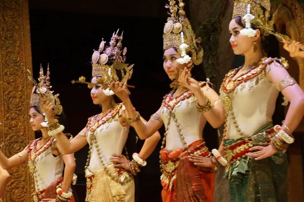 Siem Reap Cambodia Feb 2015 Line Apsara Dancers Perform Resital — Stok Foto