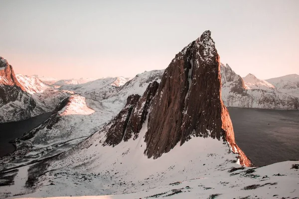 Norveç Senja Adası Ndaki Segla Dağı Nın Büyüleyici Kış Manzarası — Stok fotoğraf