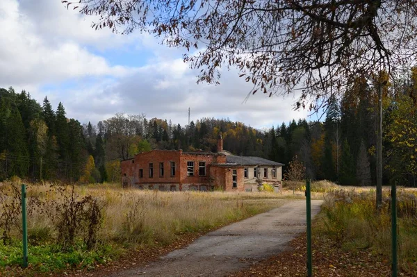 Övergiven Gammal Fabriksbyggnad Höstfält Och Lantgård — Stockfoto