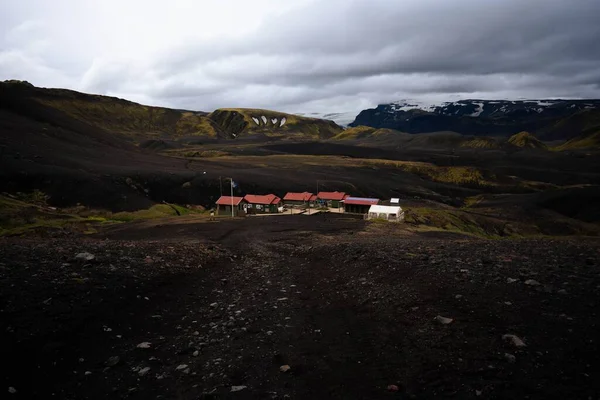 Egy Csapat Ház Pályán Sziklás Hegyekkel Háttérben Laugevegur Izland — Stock Fotó