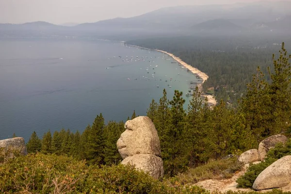 Uma Paisagem Lago Tahoe Cercada Por Colinas Vegetação Nos Eua — Fotografia de Stock