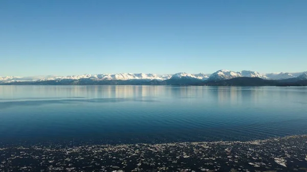 Nádherný Výhled Vody Aljašce Slunečného Dne Zasněženými Horami Pozadí — Stock fotografie