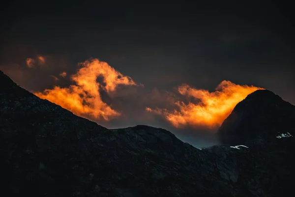 Nuvens Laranja Acima Das Montanhas Rochosas Durante Pôr Sol — Fotografia de Stock