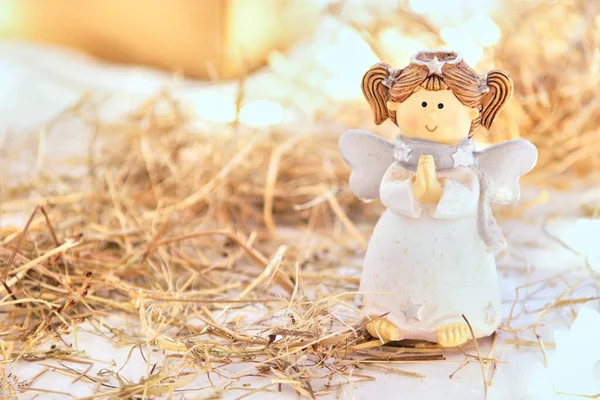 Tiro Close Enfeite Natal Anjo Colocado Uma Superfície Branca — Fotografia de Stock