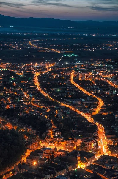 後ろに美しい山のある美しい街の光の空中ビュー — ストック写真