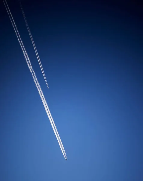 Disparo Vertical Bajo Ángulo Aviones Blancos Una Distancia Sigue Cielo —  Fotos de Stock