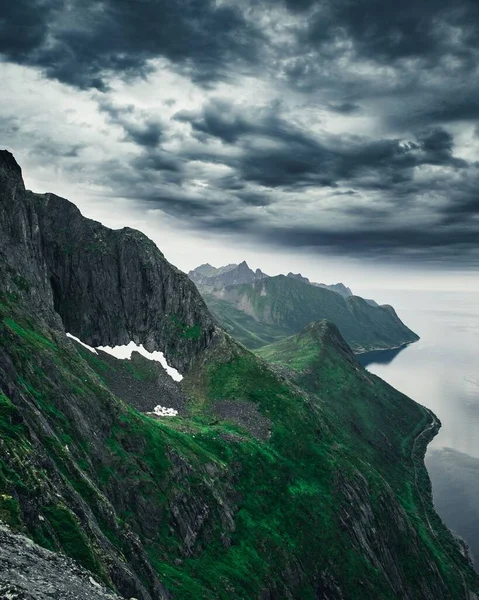 Drone Tiro Vertical Céu Tempestuoso Sobre Montanha Água Norte Noruega — Fotografia de Stock