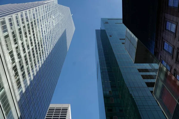 Μια Χαμηλή Γωνία Των Σύγχρονων Ουρανοξύστες Μια Μέρα Χωρίς Σύννεφα — Φωτογραφία Αρχείου