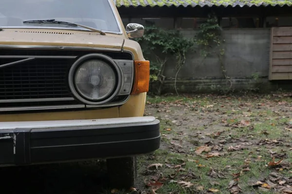 Старый Винтажный Желтый Автомобиль Стоит Улице — стоковое фото