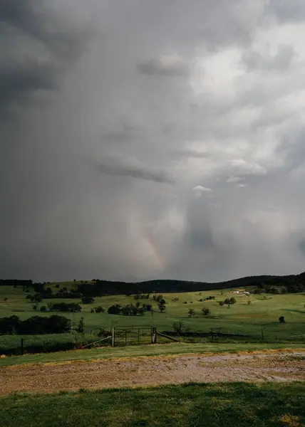 Een Verticaal Schot Van Het Platteland Velden Onder Een Stormachtige — Stockfoto
