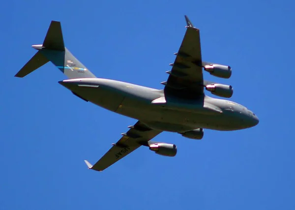 一架C 17环球大师级飞机在特拉华州哈灵顿上空盘旋 低空飞行 低空飞行 — 图库照片