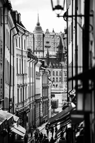 斯威登斯德哥尔摩Gamla Stan的一座古老传统建筑的垂直灰度摄影 — 图库照片