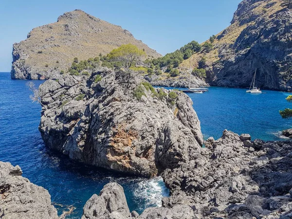 Een Prachtig Uitzicht Enorme Rotsen Weelderige Bomen Rondom Diepblauwe Zee — Stockfoto