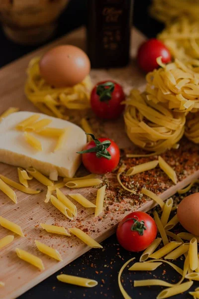 Primo Piano Pasta Cruda Tavolo Ristorante Con Formaggio Pomodorini Intorno — Foto Stock