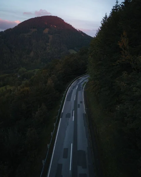 Pionowe Ujęcie Małej Drogi Austriackich Alpach Podczas Zachodu Słońca — Zdjęcie stockowe