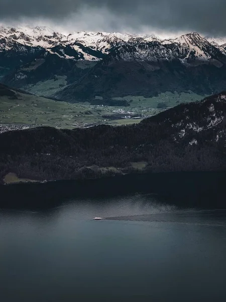 Krajina Zasněžených Hor Rigi Alp Moře Pod Tmavě Modrou Oblačnou — Stock fotografie