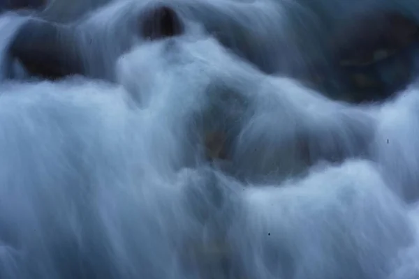 石の上に川の流れの長い露出 — ストック写真