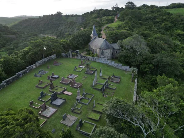 Een Luchtfoto Van Een Oude Kerk Het Bos Met Graven — Stockfoto