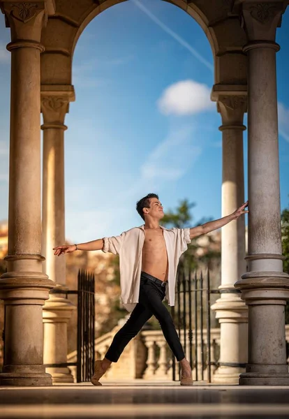 巴塞罗那街头跳古典芭蕾的一个年轻男子 背景优美 — 图库照片