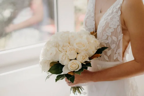 花束を持っている女性のクローズアップショット — ストック写真
