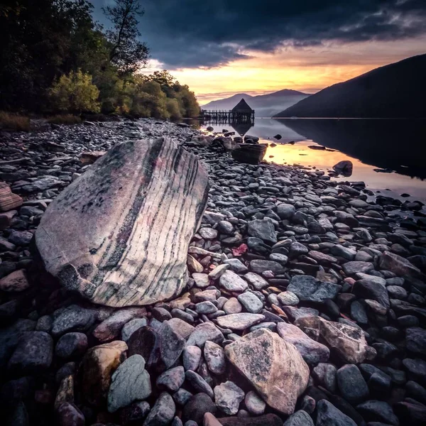 Svislý Výstřel Kamení Pobřeží Jezera Susetu — Stock fotografie