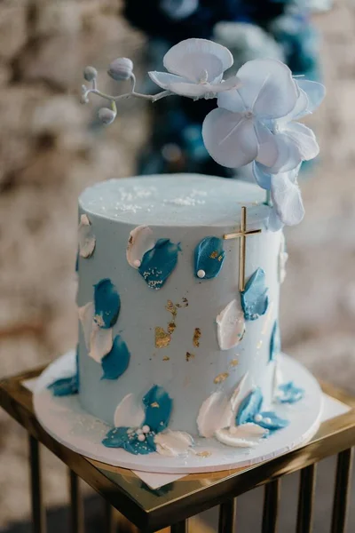 Colpo Verticale Una Torta Blu Sullo Sfondo Sfocato — Foto Stock