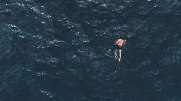Pandangan Atas Seorang Pria Berenang Laut Konsep Liburan Dan Liburan — Stok Foto