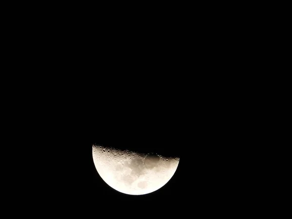 Яркая Полулуна Ночном Небе — стоковое фото