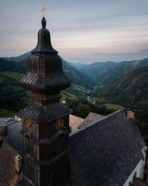 Ένα Drone Κάθετο Πλάνο Του Πύργου Του Ρολογιού Μιας Εκκλησίας — Φωτογραφία Αρχείου