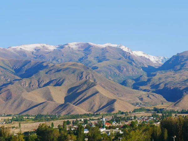 Krásný Záběr Hory Poblíž Venkovského Pole Cholpon Ata Kyrgyzstán — Stock fotografie