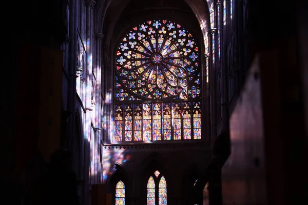 法国圣马洛大教堂五彩缤纷的大窗户 从里面望去 — 图库照片