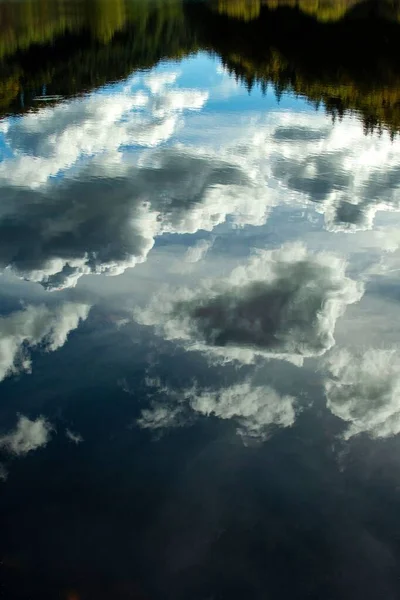 Pionowe Ujęcie Jeziora Odzwierciedlające Zachmurzone Niebo — Zdjęcie stockowe