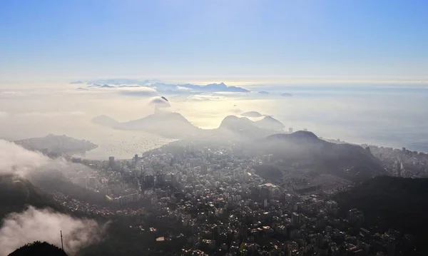 环绕着建筑物和水的里约热内卢城市景观的空中景观 — 图库照片