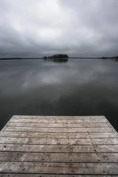 Eine Vertikale Aufnahme Eines Sees Unter Einem Bewölkten Himmel — Stockfoto