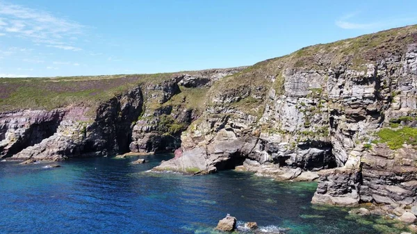 アイルランドの崖に囲まれた海の空の景色 — ストック写真