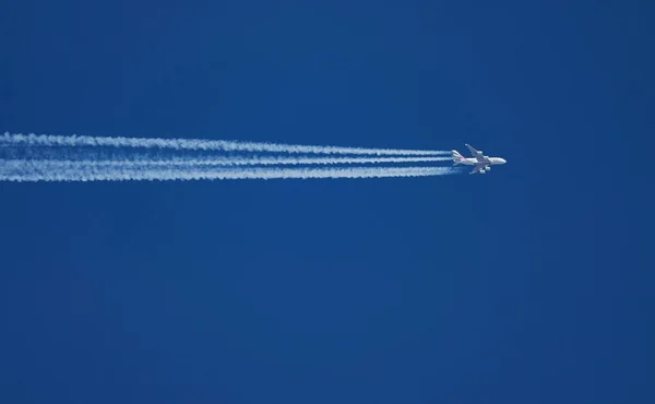 Avión Blanco Distancia Arrastra Cielo Azul Claro —  Fotos de Stock