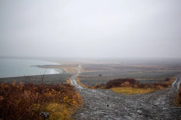 Neúrodná Krajina Vodou Boku Pod Šedou Mlhavou Oblohou Murmansku Rusko — Stock fotografie