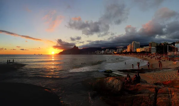 Folkmassa Som Njuter Den Majestätiska Solnedgången Vid Stranden Ipanema Rio — Stockfoto