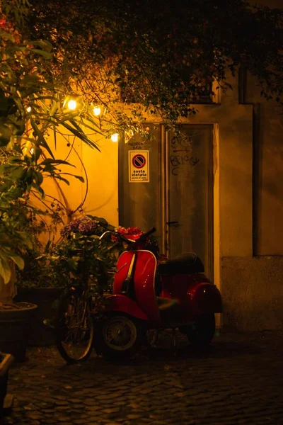 Ένα Κάθετο Πλάνο Ενός Κλασικού Κόκκινου Ιταλικού Σκούτερ Νύχτα — Φωτογραφία Αρχείου